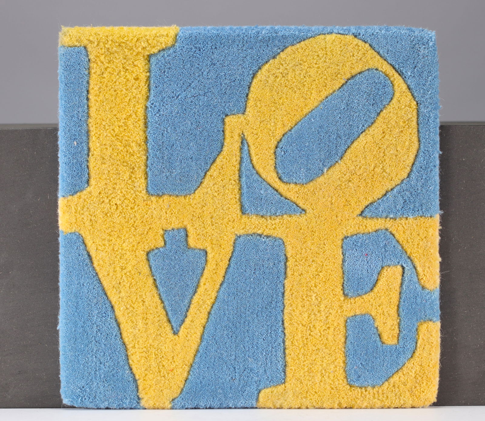 Robert Indiana (1928-2018).  Swedish Love - 2006.  Tapis en laine tuftee.  Signature imprimee. (1 of 2)