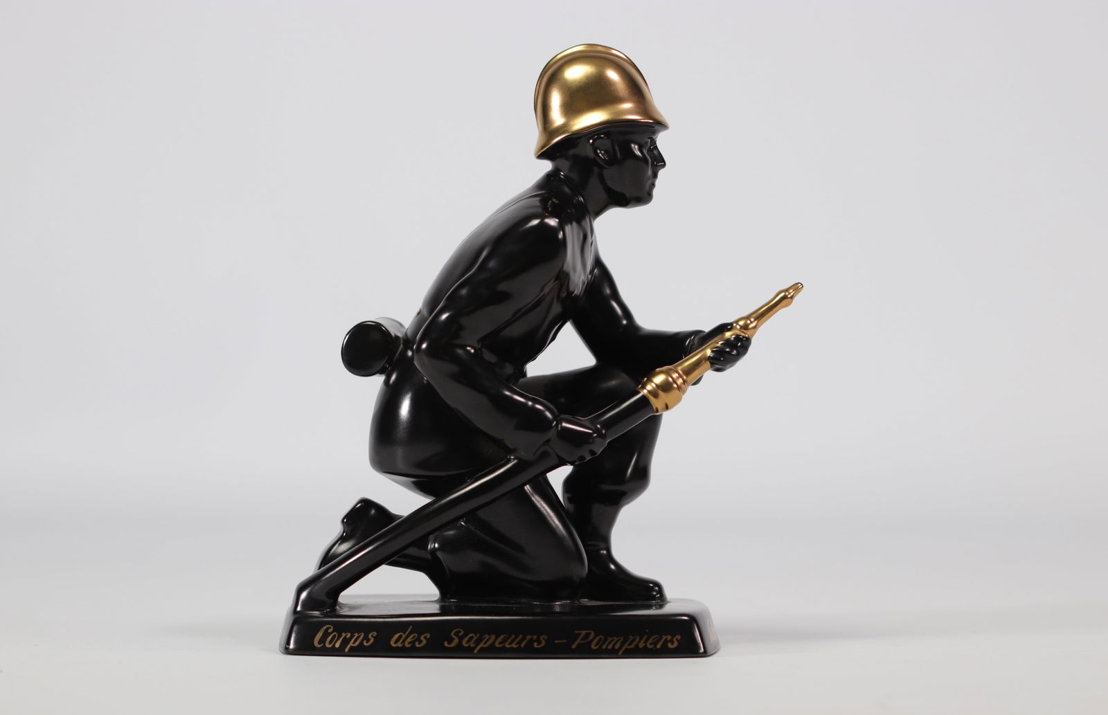 VILLEROY & BOCH Septfontaines black and gold sculpture in the form of a fireman in earthenware (1 of 4)