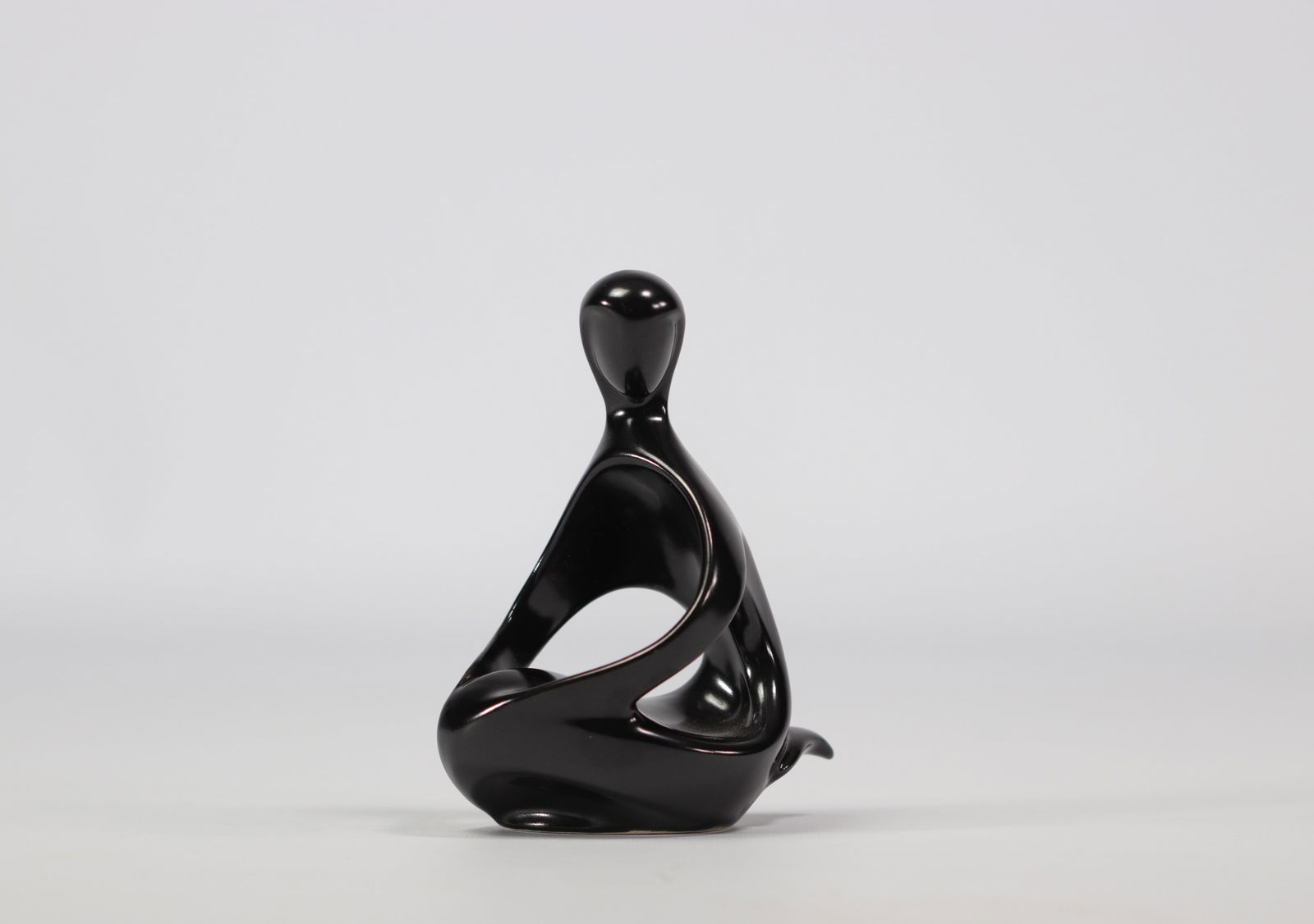 VILLEROY & BOCH Septfontaines black sculpture in the form of a seated mermaid in earthenware: VILLEROY & BOCH Septfontaines black sculpture in the form of a seated mermaid in earthenware - Weight: 190 g - Shipping available - Region: Luxembourg - Sizes: h 150 mm l120 mm - At first glance: good