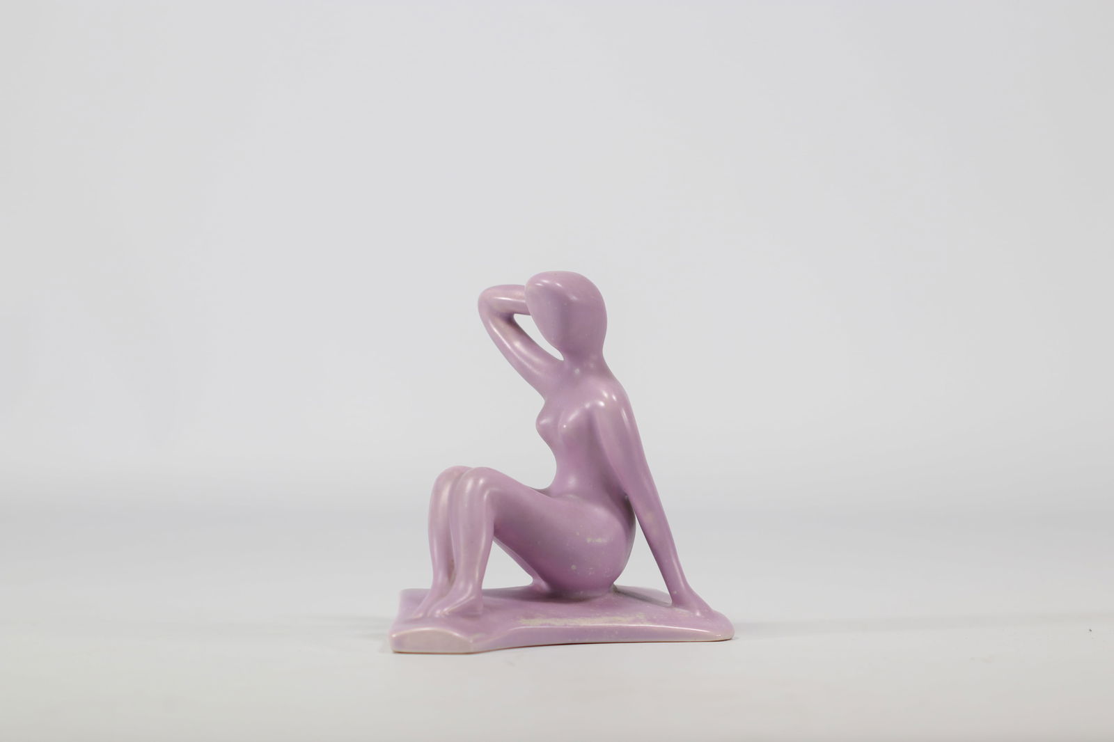 VILLEROY & BOCH Septfontaines pink sculpture in the form of a reclining woman in earthenware: VILLEROY & BOCH Septfontaines pink sculpture in the form of a reclining woman in earthenware - Weight: 255 g - Shipping available - Region: Luxembourg - Sizes: h 145 mm l 140 mm - At first glance: goo