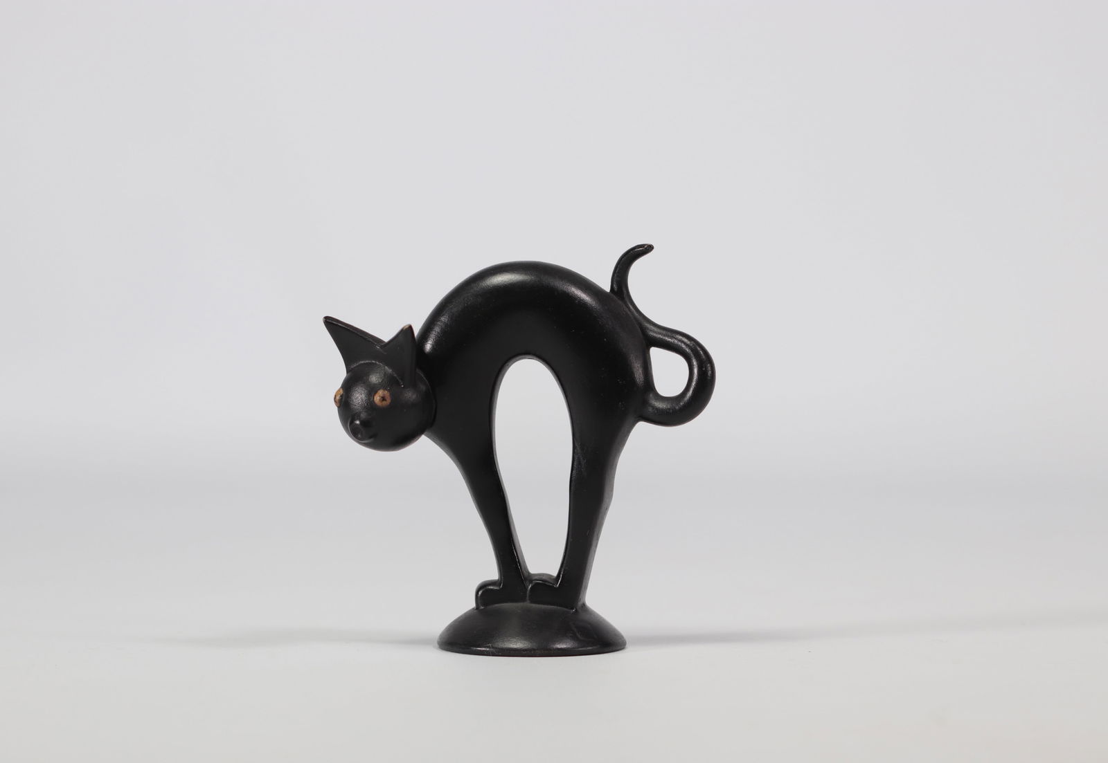 VILLEROY & BOCH Septfontaines earthenware sculpture in the shape of a black cat: VILLEROY & BOCH Septfontaines earthenware sculpture in the shape of a black cat - Weight: 155 g - Shipping unavailable - Region: Luxembourg - Sizes: h 120 mm l 120 mm - At first glance: good condition