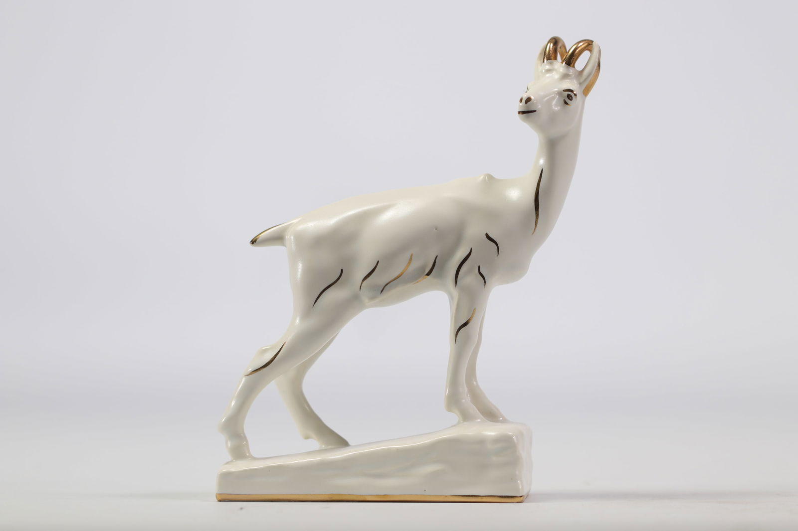 VILLEROY & BOCH Septfontaines, white and gilded chamois in earthenware: VILLEROY & BOCH Septfontaines, white and gilded chamois in earthenware - Weight: 525 g - Shipping unavailable - Region: Luxembourg - Sizes: h 210 mm l 170 mm - At first glance: good condition