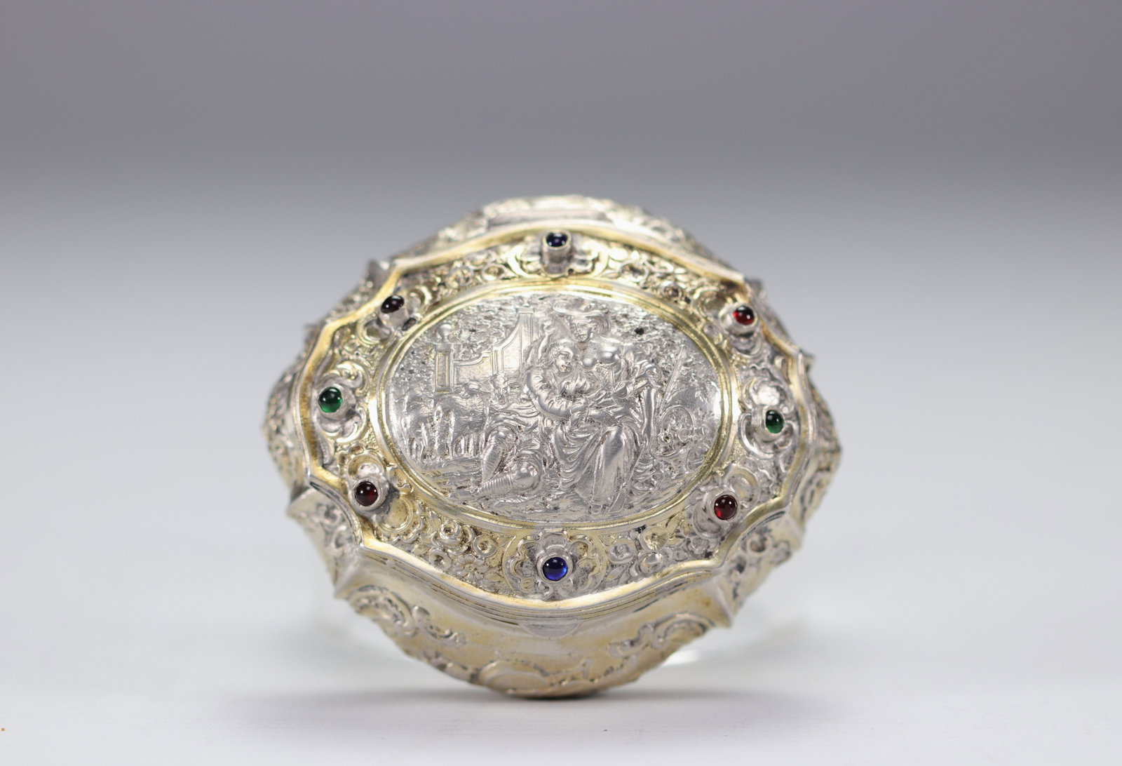 Silver box decorated with glass beads from 18th century: Silver box decorated with glass beads from 18th century - Weight: 100 g - Shipping available - Sizes: H 40 mm x L 90 mm - At first glance: good condition