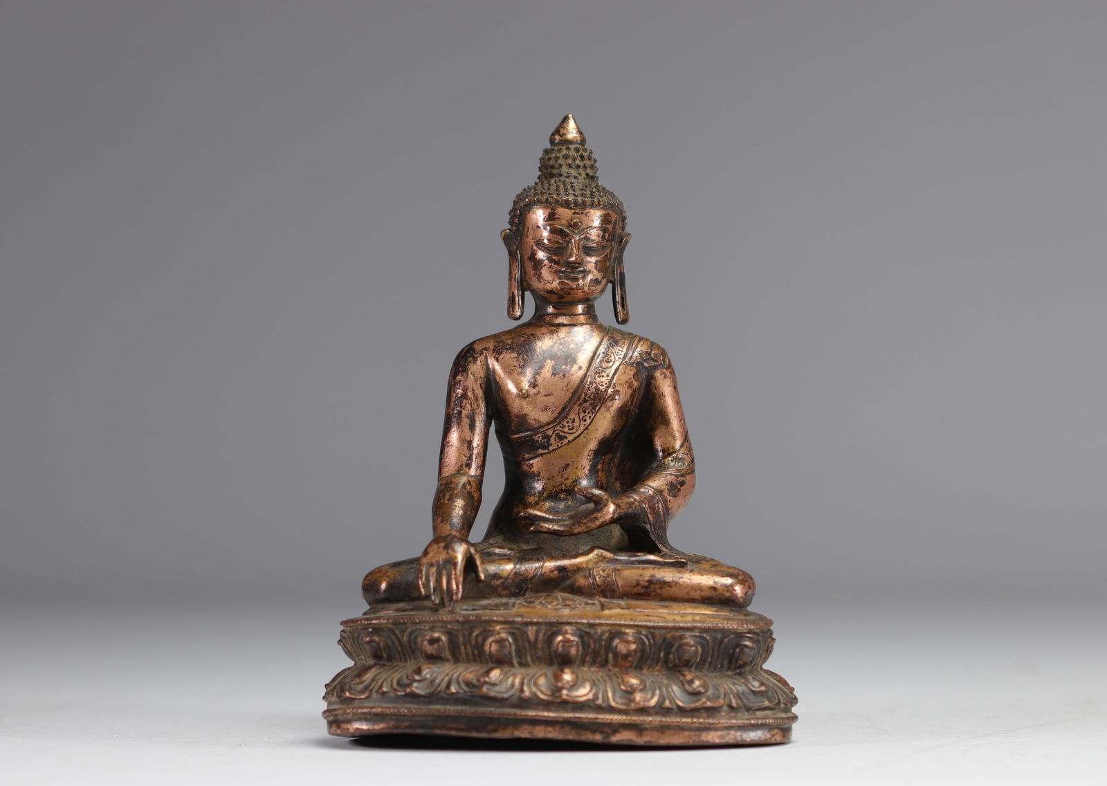 Bronze statue of Buddha seated on a double lotus leaf - Sino-Tibetan work (1 of 6)