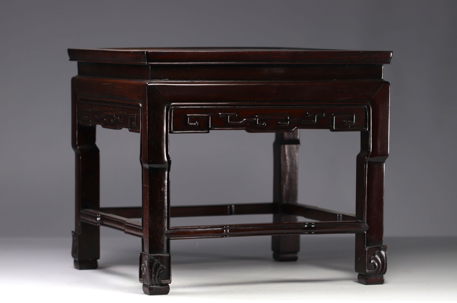 Carved wood Chinese coffee table: Carved wood Chinese coffee table - Weight: 11.00 kg - Shipping unavailable - Region: Chine - Sizes: H 450 mm x L 510 mm - At first glance: good condition