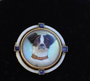 Edwardian brooch in 18k gold, Essex crystal and sapphire.: Edwardian brooch in 18k gold, Essex crystal and sapphire. Dome-shaped crystal with detailed reverse intaglio of a Jack Russell. - Weight: 11 g - Shipping available - Region: England - Sizes: D 23MM -