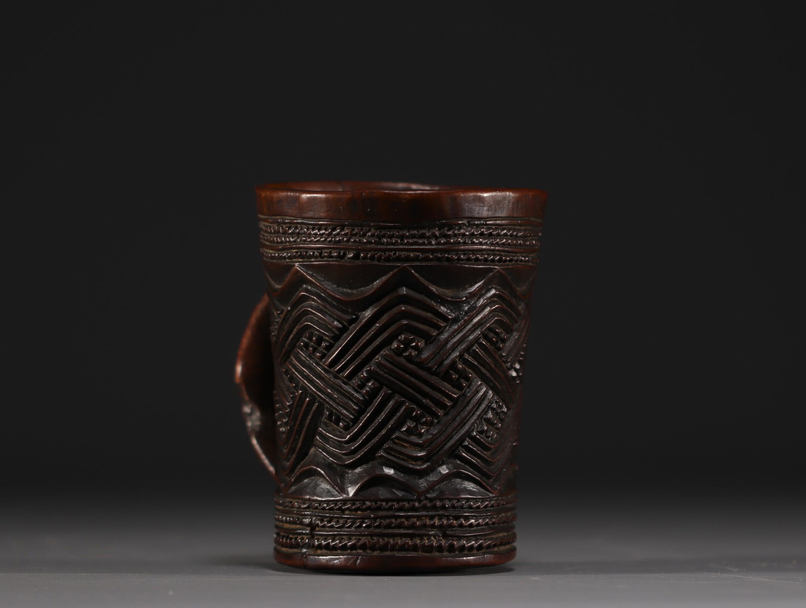 Kuba carved wood palm wine mug, early 20th century.: Kuba carved wood palm wine mug, early 20th century. - Weight: 175 g - Shipping available - Region: Afrique - Sizes: H 135MM X L 135MM - At first glance: good condition
