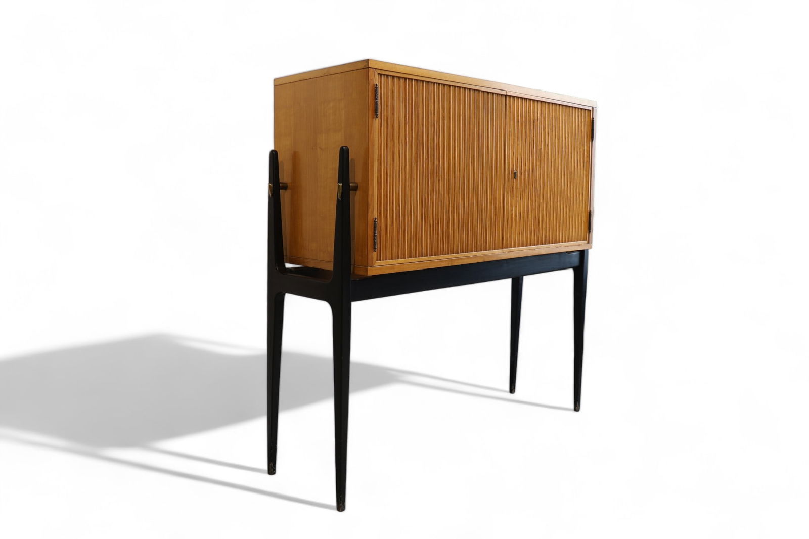 Alfred HENDRICKX (1931-2019) for Belform - Bar, circa 1956.: Alfred HENDRICKX (1931-2019) for Belform - Bar, black lacquered beech uprights, circa 1956. - Weight: 25.00 kg - Shipping unavailable - Region: Belgique - Sizes: H 1090MM X L 1110MM - At first glance: