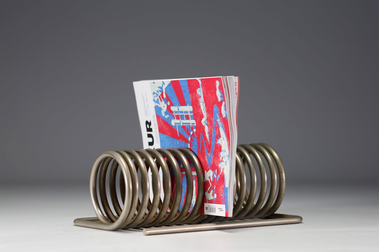 Yonel LEBOVICI (1937-1998) Magazine-holder spring in chromed steel, Distrimex Edition 1969.: Yonel LEBOVICI (1937-1998) Magazine-holder spring in chromed steel, Distrimex Edition 1969. - Weight: 3.73 kg - Shipping unavailable - Region: France - Sizes: H 120MM X L 290MM - At first glance: norm