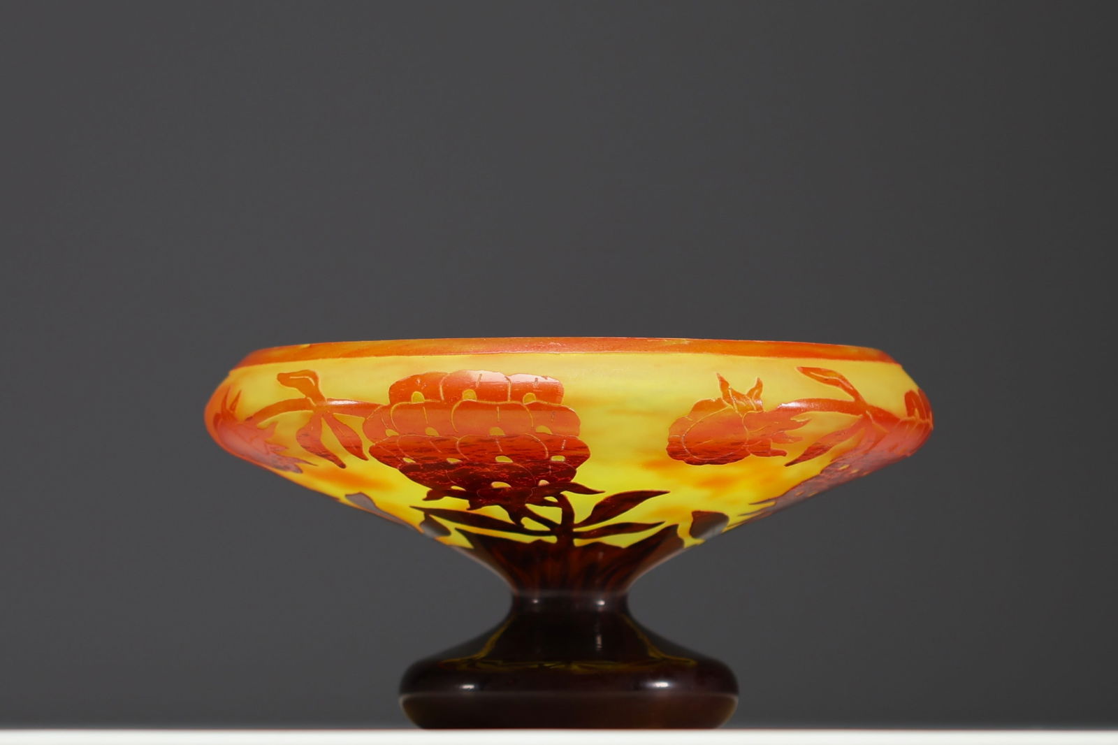 Charles SCHNEIDER (1881-1953) Le Verre Francais - Bowl on foot in acid-etched multi-layered glass: Charles SCHNEIDER (1881-1953) Le Verre Francais - Bowl on foot in acid-etched multi-layered glass with peony decoration, signed Charder. - Weight: 1.68 kg - Shipping unavailable - Region: France - Siz