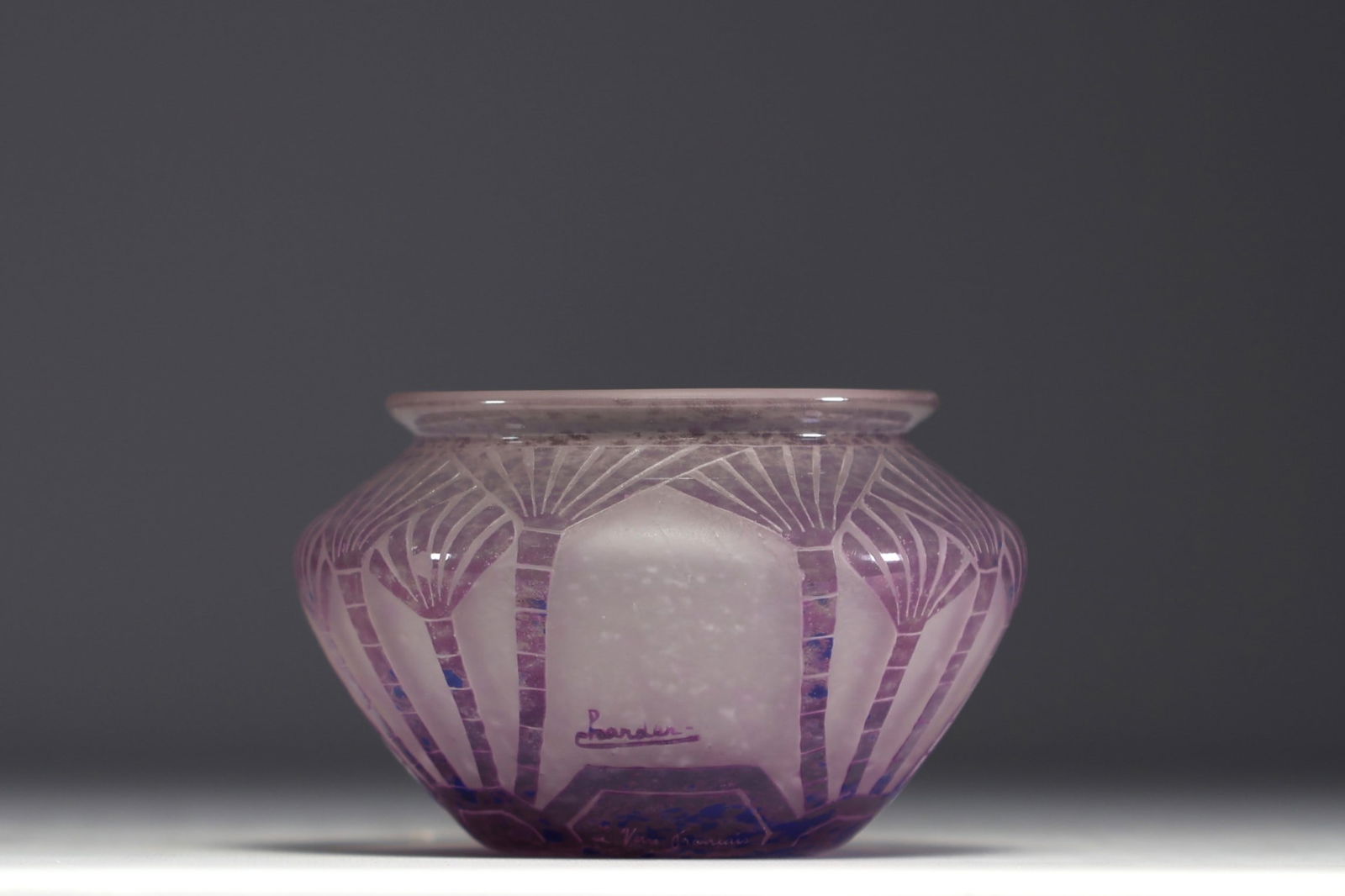 Charles SCHNEIDER (1881-1953) Le Verre Francais - "Palmettes" Acid-etched multi-layered glass bowl,: Charles SCHNEIDER (1881-1953) Le Verre Francais - "Palmettes" Acid-etched multi-layered glass bowl, signed Charder. - Weight: 650 g - Shipping available - Region: France - Sizes: H 100MM X D 160MM - A