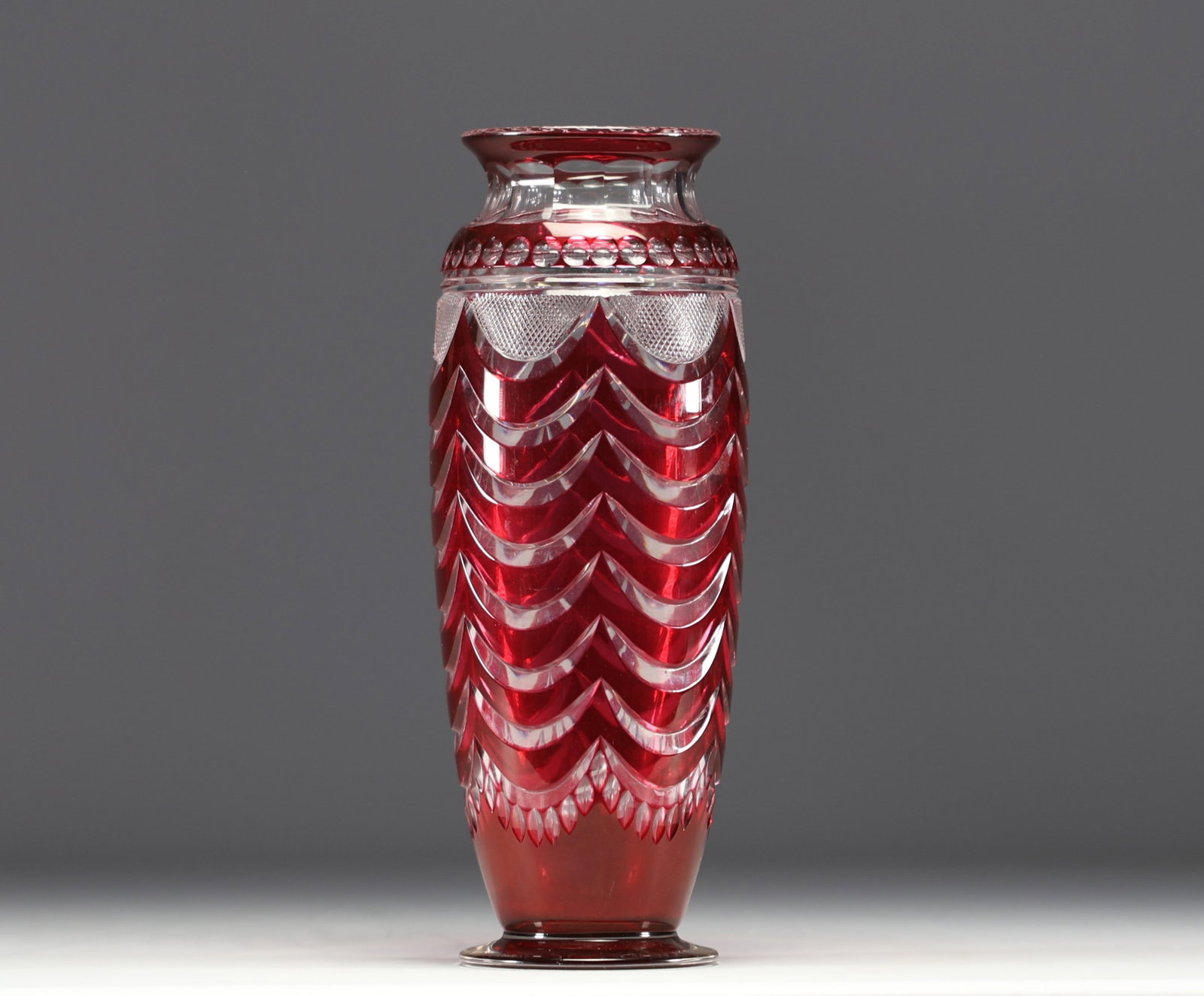 Val Saint Lambert - Joseph SIMON (1869-1960) "Vitel" vase in red lined and cut clear crystal.: Val Saint Lambert - Joseph SIMON (1869-1960) "Vitel" vase in red lined and cut clear crystal. - Weight: 1.60 kg - Shipping available - Region: Belgique - Sizes: H 310MM X D 120MM - At first glance: no