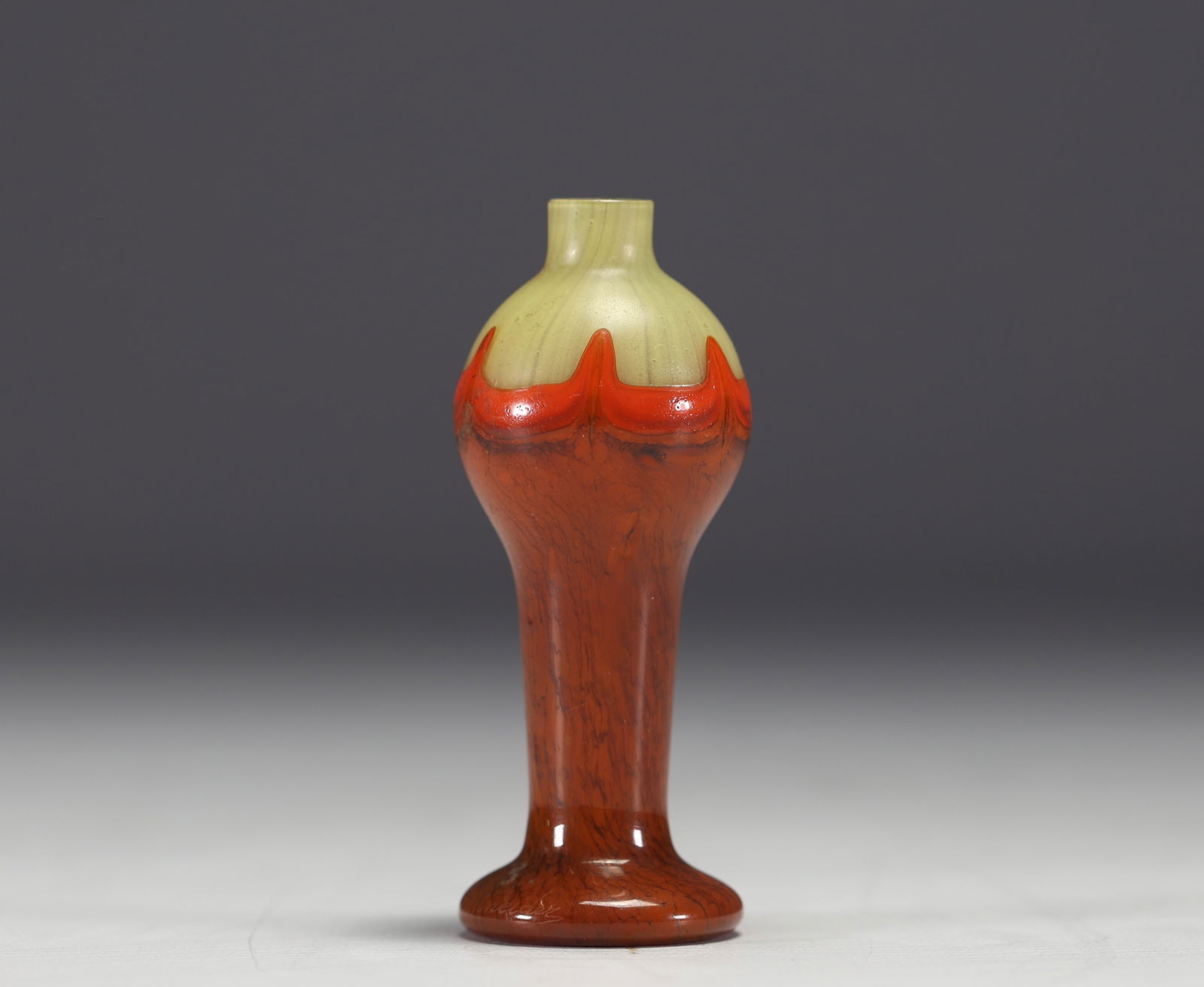 Small Art Nouveau vase in multi-layered glass in the Charder style, unsigned.: Small Art Nouveau vase in multi-layered glass in the Charder style, unsigned. - Weight: 55 g - Shipping available - Region: France - Sizes: H 95MM X D 40MM - At first glance: good condition