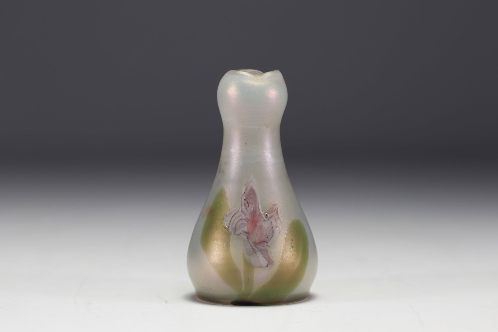 Small Art Nouveau vase in multi-layered glass in the style of Johan LOETZ, unsigned. (1 of 4)