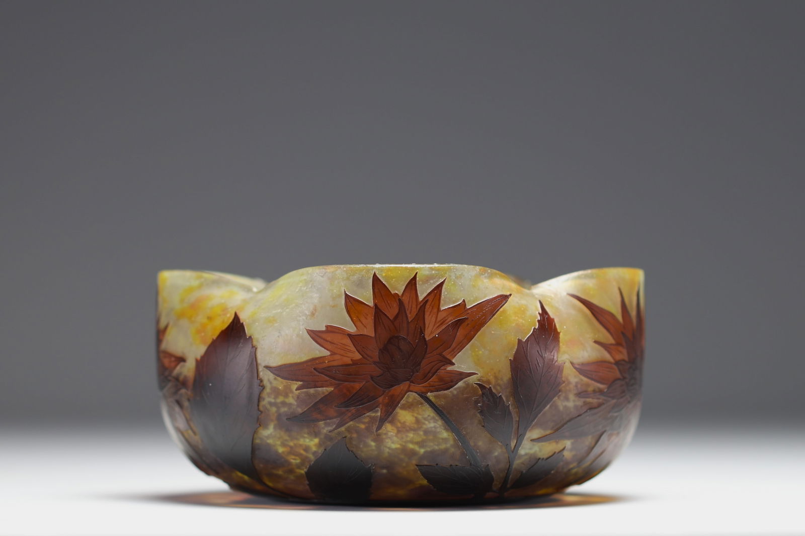 DAUM Nancy - Four-lobed bowl in acid-etched multi-layered glass decorated with dahlias, circa 1910. (1 of 7)