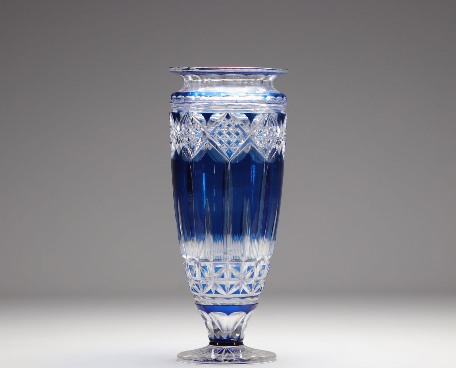 Joseph SIMON - Val Saint Lambert - Blue cut and lined crystal vase on pedestal.: Joseph SIMON - Val Saint Lambert - Blue cut and lined crystal vase on pedestal. - Weight: 1.78 kg - Shipping available - Region: Belgique - Sizes: H 310MM X D 130MM - At first glance: good condition