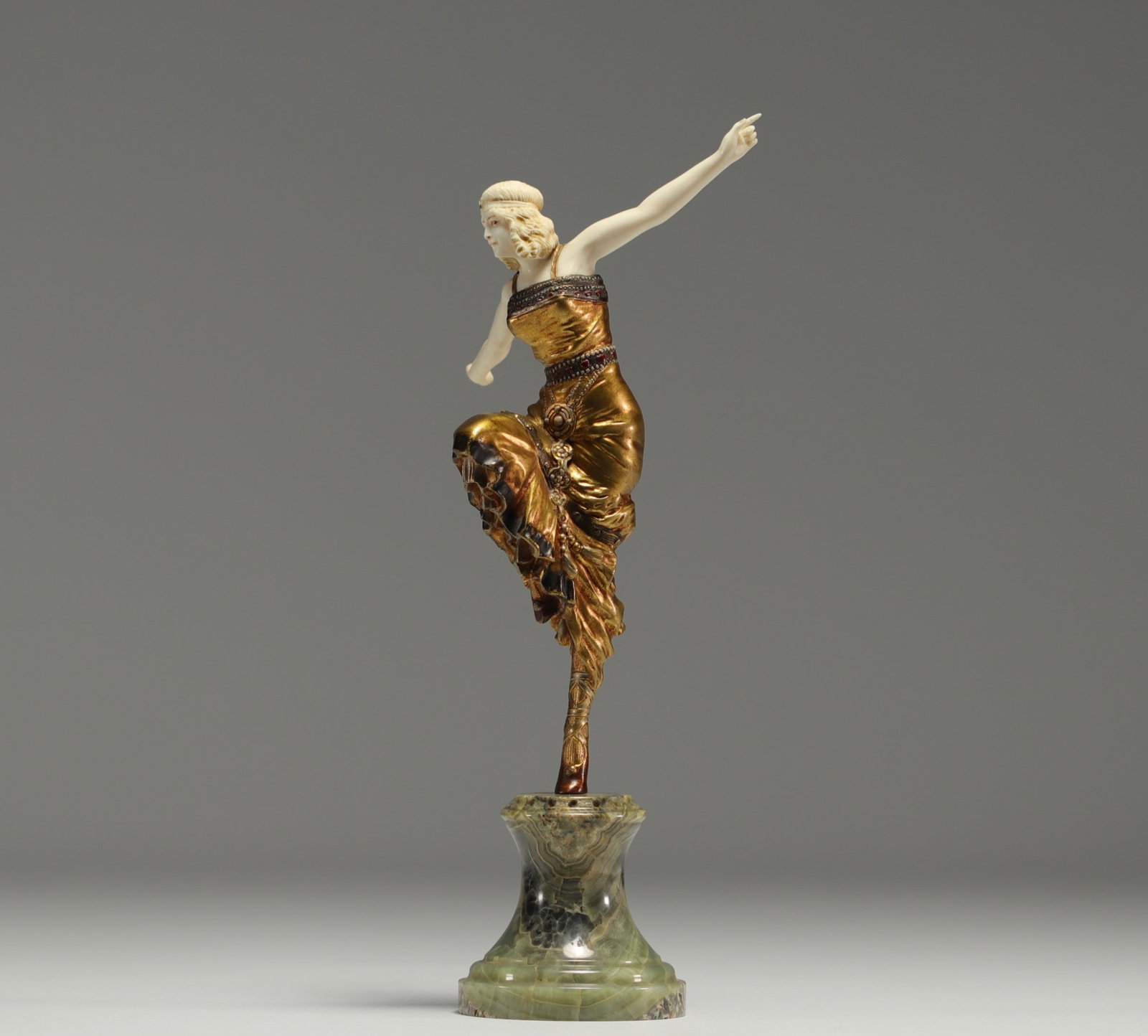 Paul PHILIPPE (1870-1930) "Russian Dancer" Bronze and ivory chryselephantine sculpture, circa 1920.: Paul PHILIPPE (1870-1930) "Russian Dancer" Gilt bronze and ivory chryselephantine sculpture, onyx base, circa 1920. Signed on the base. A CITES certificate will be provided. - Weight: 890 g - Shipping