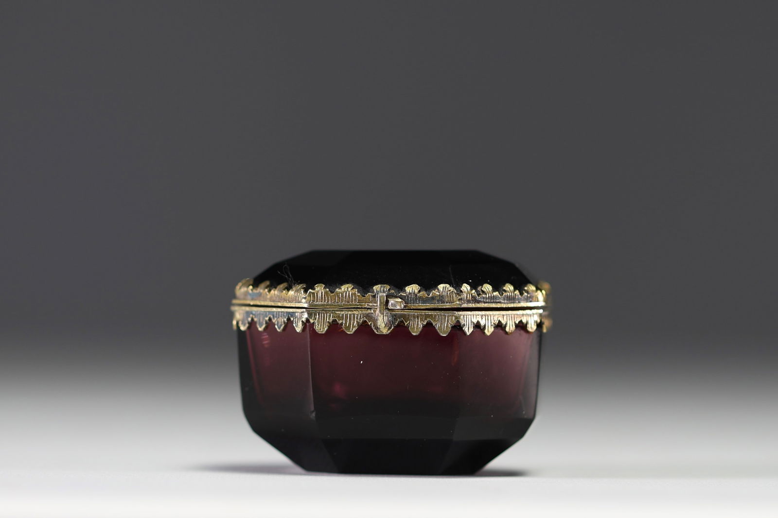 Small glass pill box with gilded metal ring.: Small glass pill box with gilded metal ring. Mounting refixed. - Weight: 104 g - Shipping available - Sizes: H 42MM X L 60MM