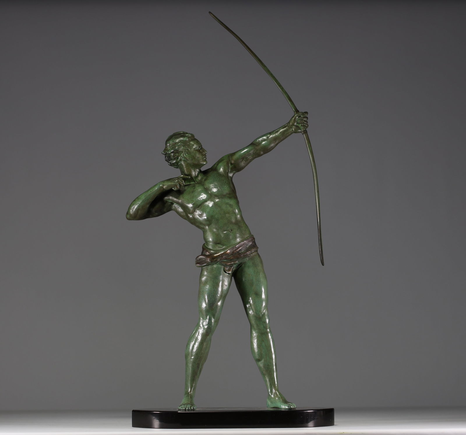 Jean DE RONCOURT (19th-20th century) ‘The Archer’ Large Art Deco sculpture in green patina: Jean DE RONCOURT (19th-20th century) ‘The Archer’ Large Art Deco sculpture in green patina regula on black marble base, circa 1930. at first glance: no defects - Weight: 13.80 kg - Shipping unavai
