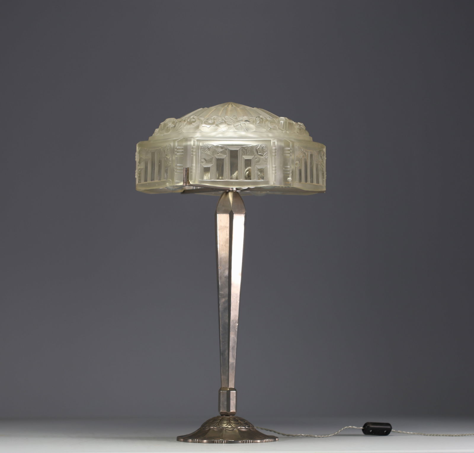 J. ROBERT - Large Art Deco table lamp in nickel-plated bronze and stylized glass dome, unsigned. (1 of 6)