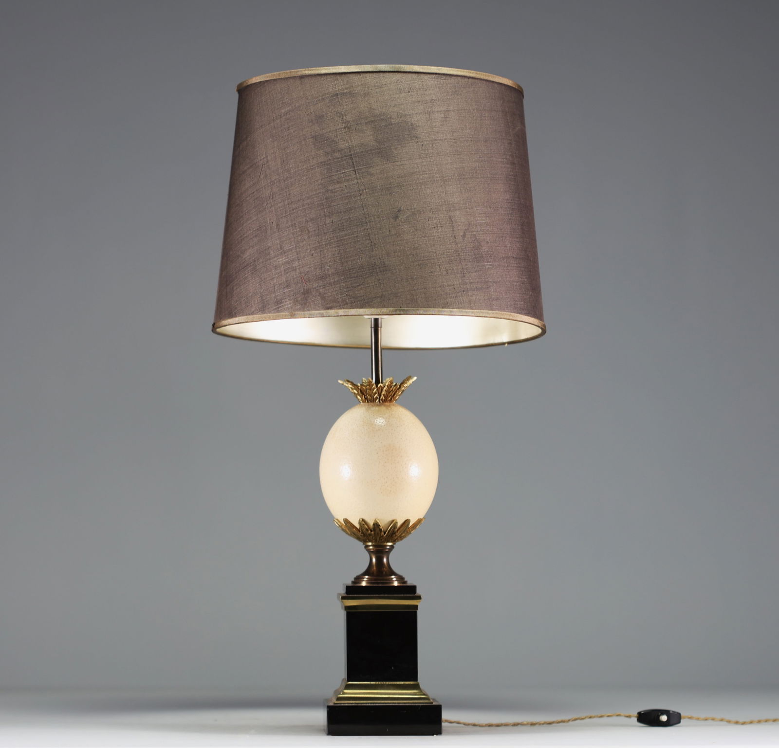 Maison CHARLES (in the style of) - ‘Ostrich egg’ lamp, brass structure.: Maison CHARLES (in the style of) - ‘Ostrich egg’ lamp, brass structure. at first glance: no defects - Weight: 4.55 kg - Shipping unavailable - Sizes: H 500MM X L 120MM LE PIER / H 265MM X D 300MM