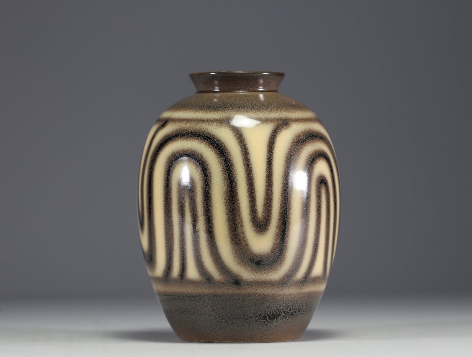 Villeroy & Boch - Rare Art Deco faience vase, hollow seal V&B Luxembourg and "Made in Luxembourg": Villeroy & Boch - Rare Art Deco faience vase, hollow seal V&B Luxembourg and "Made in Luxembourg" stamp.Charity sale of the Rotary Club Liege Cite Ardente - La Manivelle. at first glance : no defect -