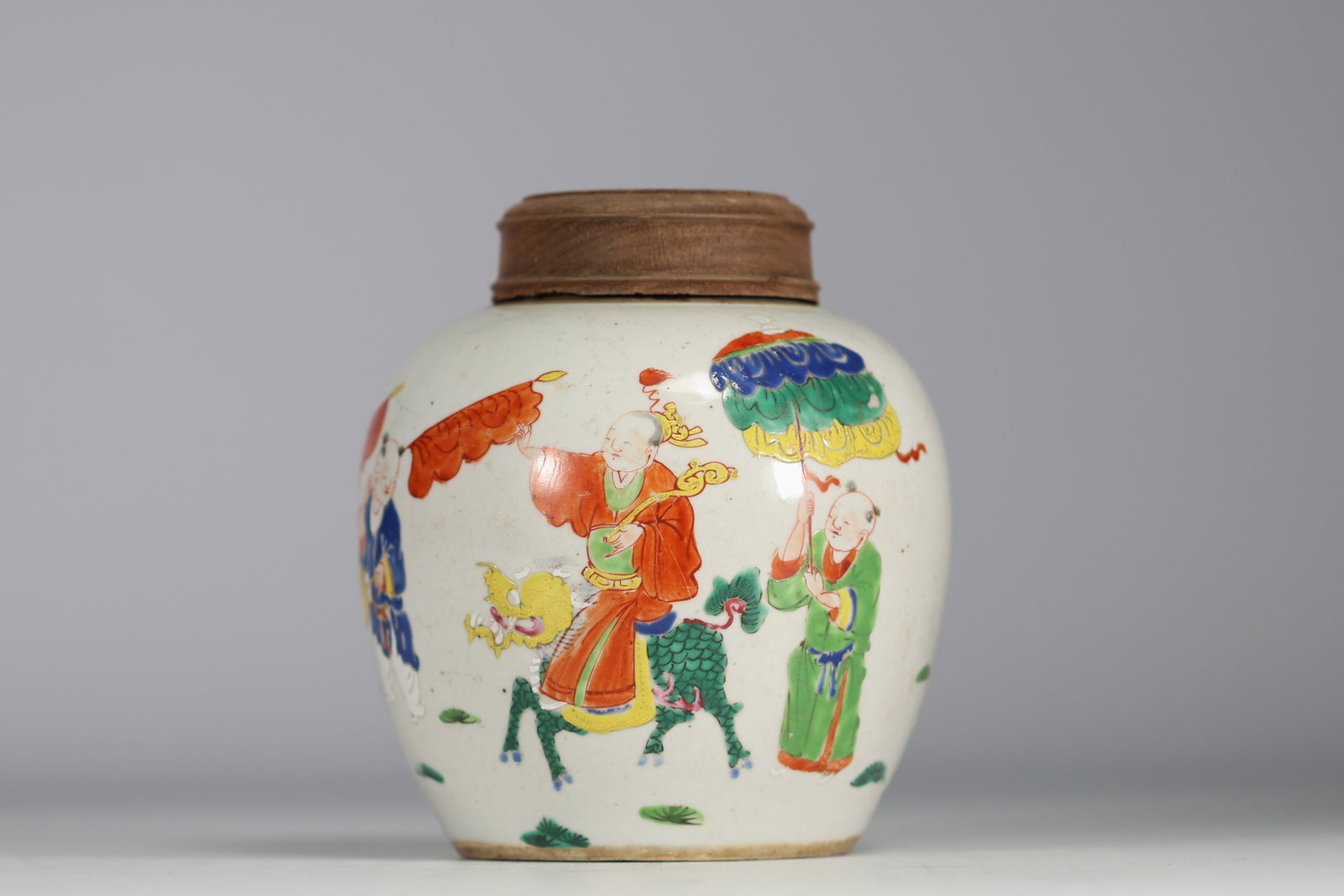 China - Polychrome porcelain covered pot with figures, Kangxi period. (1 of 6)