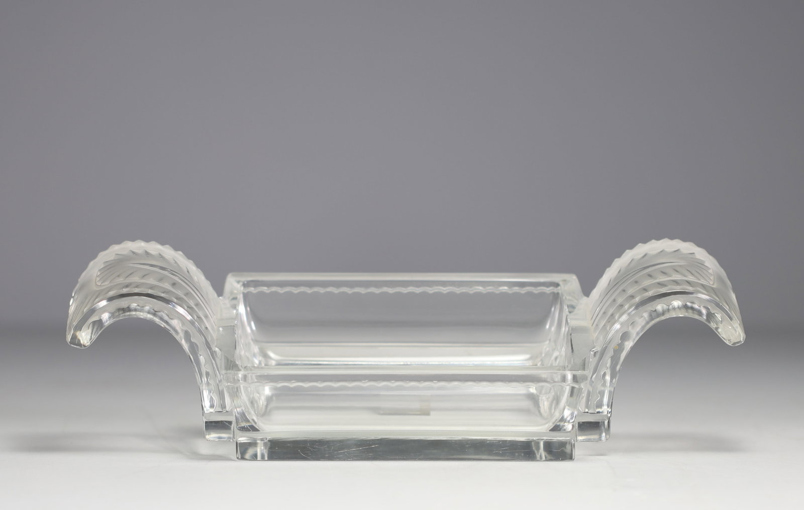 LALIQUE France - ‘Porquerolles’ planter in moulded-pressed and sandblasted white glass, mark: LALIQUE France - ‘Porquerolles’ planter in moulded-pressed and sandblasted white glass, mark LALIQUE France under the piece. Narmal wear - Weight: 2.31 kg - Shipping available - Region: France - S