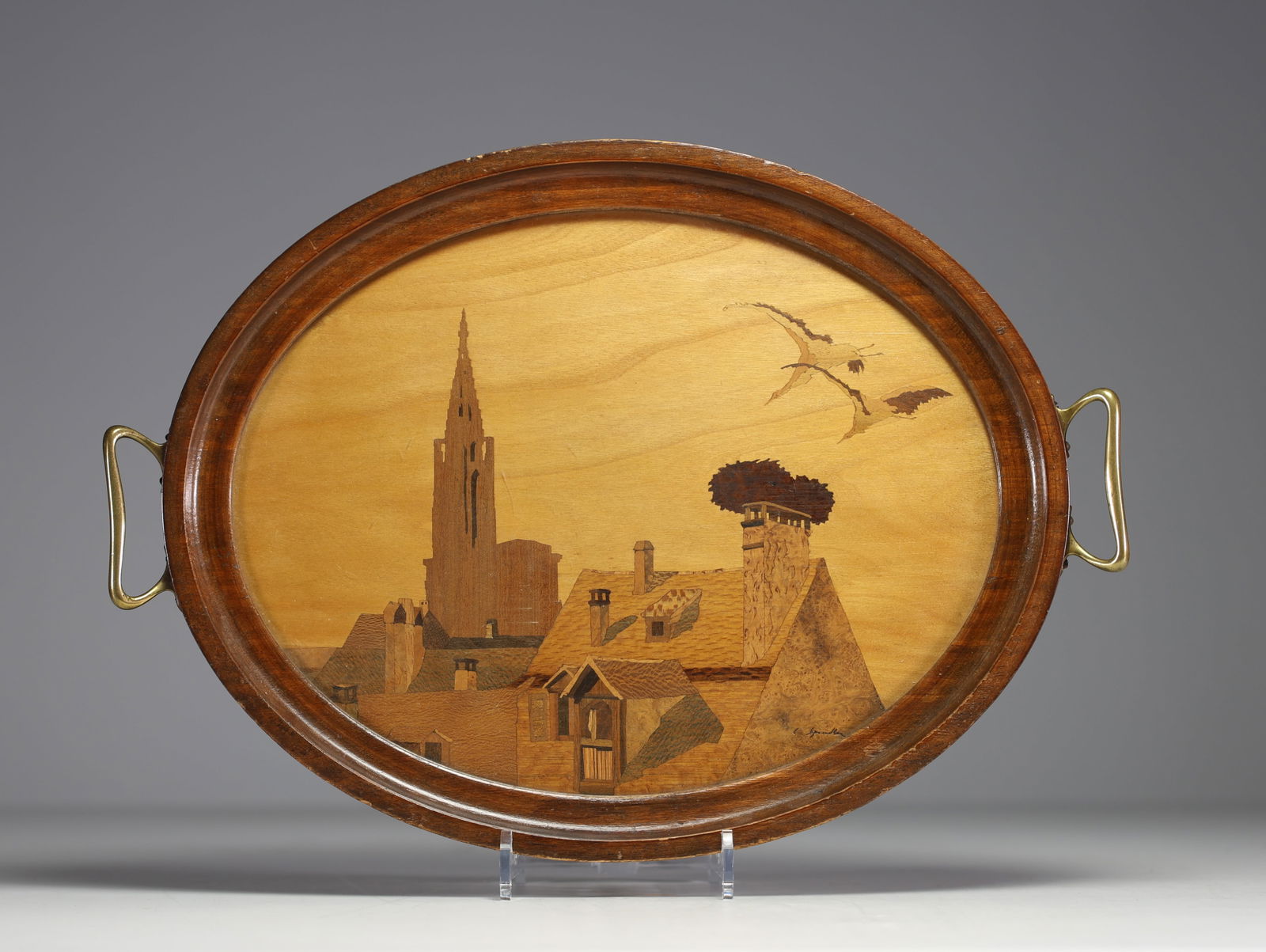 Charles SPINDLER (1865-1938) Service tray in marquetry of different types of wood, signed.: Charles SPINDLER (1865-1938) Service tray in marquetry of different types of wood, signed. Normal wear - Weight: 1.52 kg - Shipping available - Region: France - Sizes: H 40MM X L 510MM X P 360MM