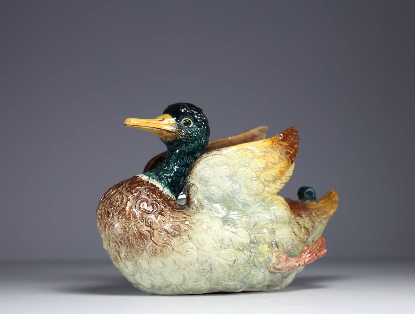 Jerome MASSIER (1850-1926) Imposing duck in barbotine, signed J. Massier Vallauris.: Jerome MASSIER (1850-1926) Imposing duck in barbotine, signed J. Massier Vallauris. A missing wingtip and a chip. - Weight: 4.45 kg - Shipping unavailable - Region: France - Sizes: H 300MM X L 430MM