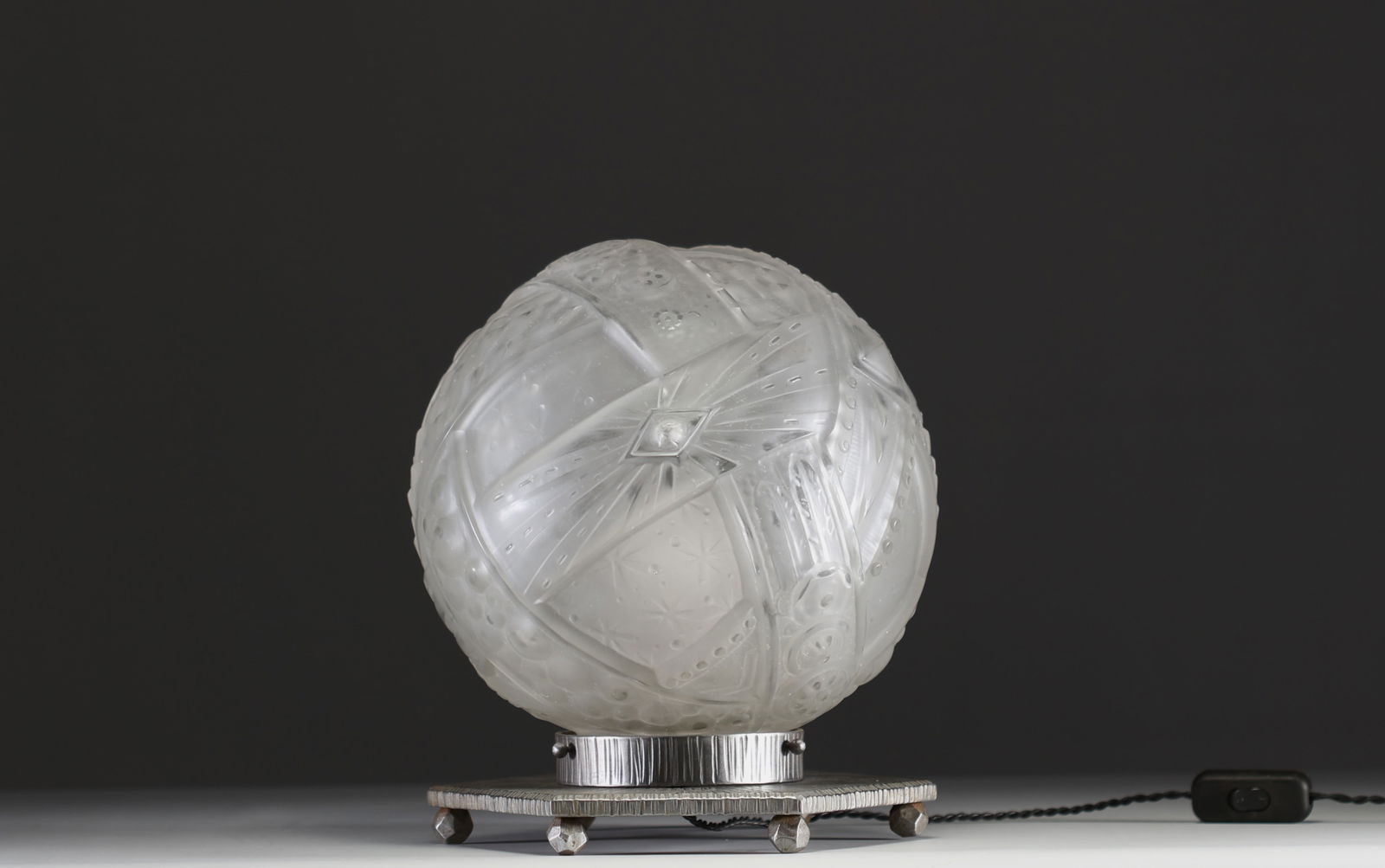 MULLER Freres Luneville - Art Deco table lamp, pressed moulded glass globe and nickel-plated metal (1 of 3)
