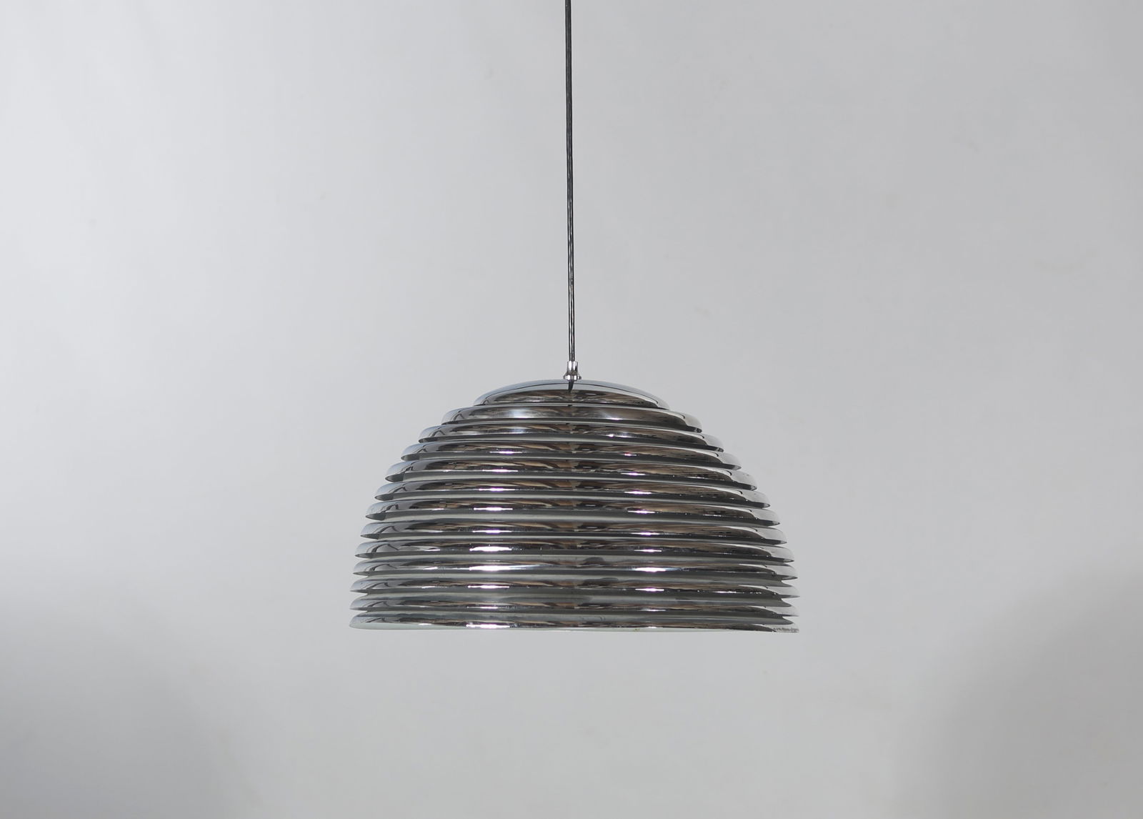 Kazuo MOTOZAWA (1945- ) for Staff - Large chrome-plated metal ‘Saturne’ chandelier, 1972.: Kazuo MOTOZAWA (1945- ) for Staff - Large ‘Saturn’ chandelier in chromed metal, 1972. Normal wear - Weight: 5.30 kg - Shipping unavailable - Sizes: H 320MM X D 500MM