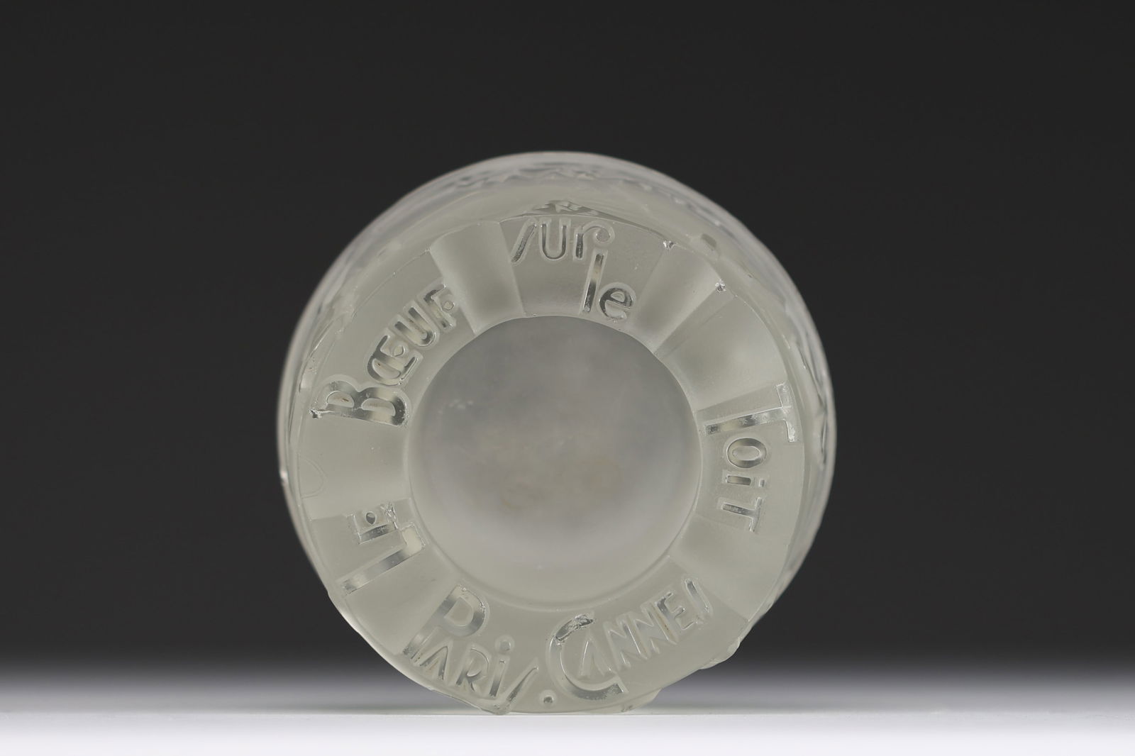 Andre HUNEBELLE (1896-1985) Andre HUNEBELLE (1896-1985) "Le boeuf sur le toit, Paris - Cannes": Andre HUNEBELLE (1896-1985) Andre HUNEBELLE (1896-1985) "Le boeuf sur le toit, Paris - Cannes" ashtray in pressed and sandblasted moulded glass, signed. Small splinters - Weight: 905 g - Shipping avai