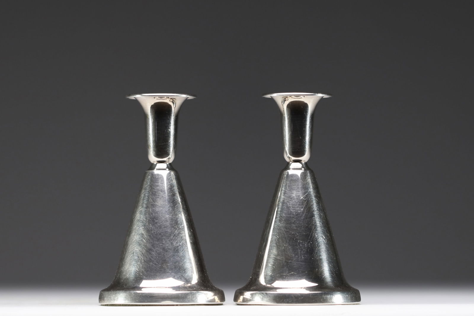 Pair of solid silver candlesticks, Norway, signed.: Pair of solid silver candlesticks, Norway, signed. Normal wear - Weight: 560 g - Shipping available - Region: Norvege - Sizes: H 135MM X D 80MM