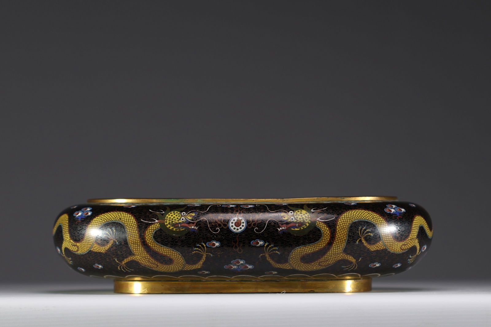 China - Large cloisonne enamel brushwork with dragon decoration, Qing dynasty circa 1900. (1 of 7)