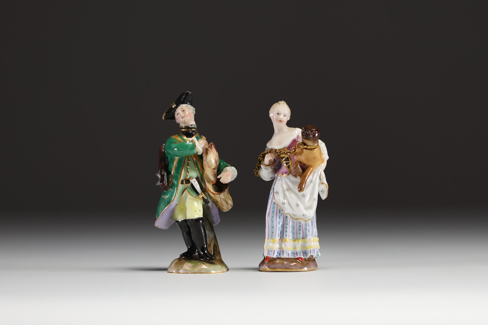 Meissen - Pair of small polychrome porcelain figurative flasks, swords mark, 19th century.: Meissen - Paire de petits flacons figuratifs en porcelaine polychrome, marque aux epees, 19e siecle. Accidents sur l'une des figures - Weight: 100 g - Shipping available - Region: Allemagne - Sizes: H