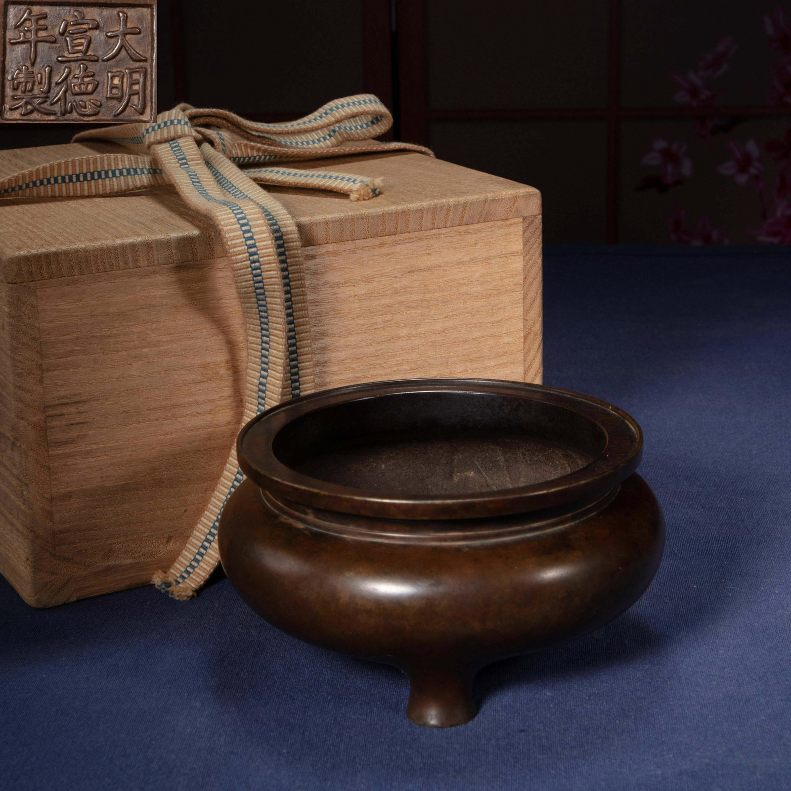 CHINESE BRONZE INCENSE BURNER, MING DYNASTY: PROVENANCE ï¼š COLLECTOR: MR.NOBUO MAEDA. JAPANESE WOODEN BOX. H. 6 CM. DIAM 12 CM. WEIGHT 918 GRAM.