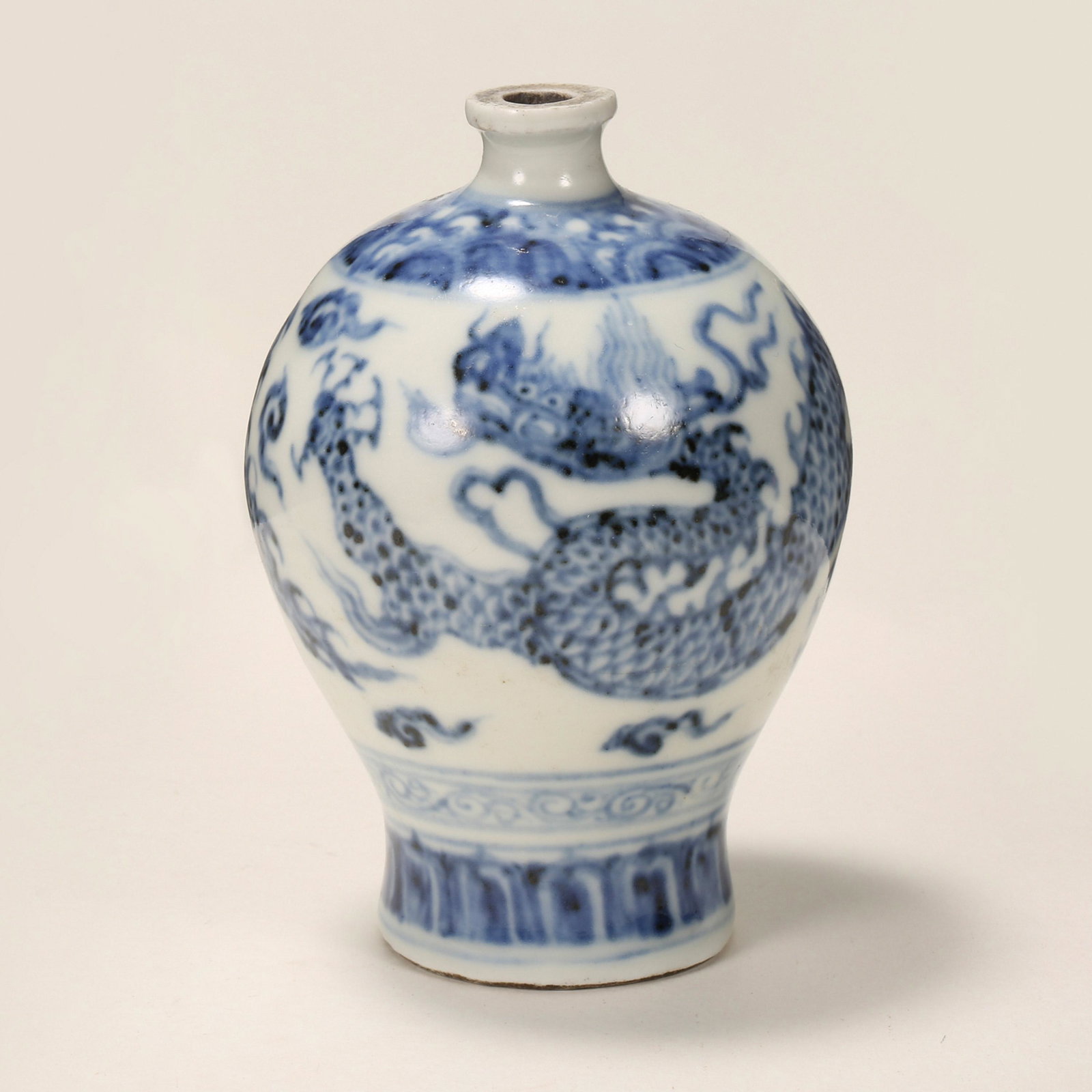 QING DYNASTY BLUE AND WHITE DRAGON PATTERN SNUFF BOTTLE (1 of 10)