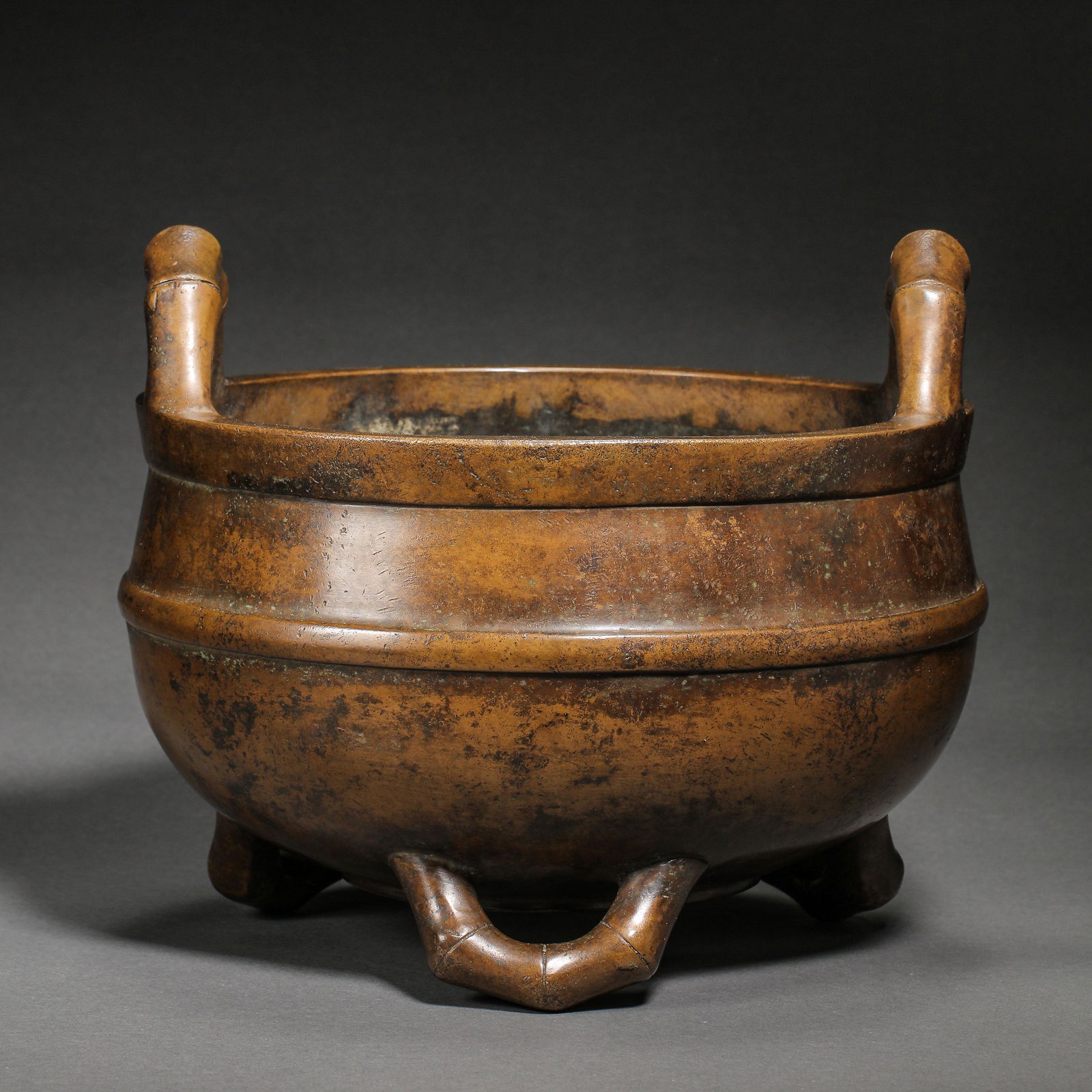 CHINESE MING DYNASTY XUANDE COPPER INCENSE BURNER: CHINESE MING DYNASTY XUANDE COPPER INCENSE BURNER ; H. 20 cm. W. 23.5 cm. Weight 7250 gram.