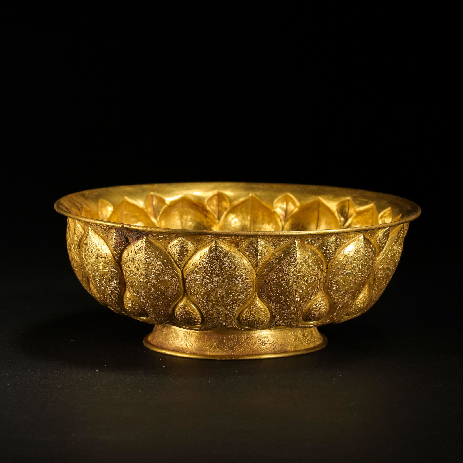 CHINESE TANG DYNASTY PURE GOLD LOTUS PETAL PATTERN BOWL: CHINESE TANG DYNASTY PURE GOLD LOTUS PETAL PATTERN BOWL ; H. 4.9 cm. Diam. 12.8 cm. Weight 370 gram.