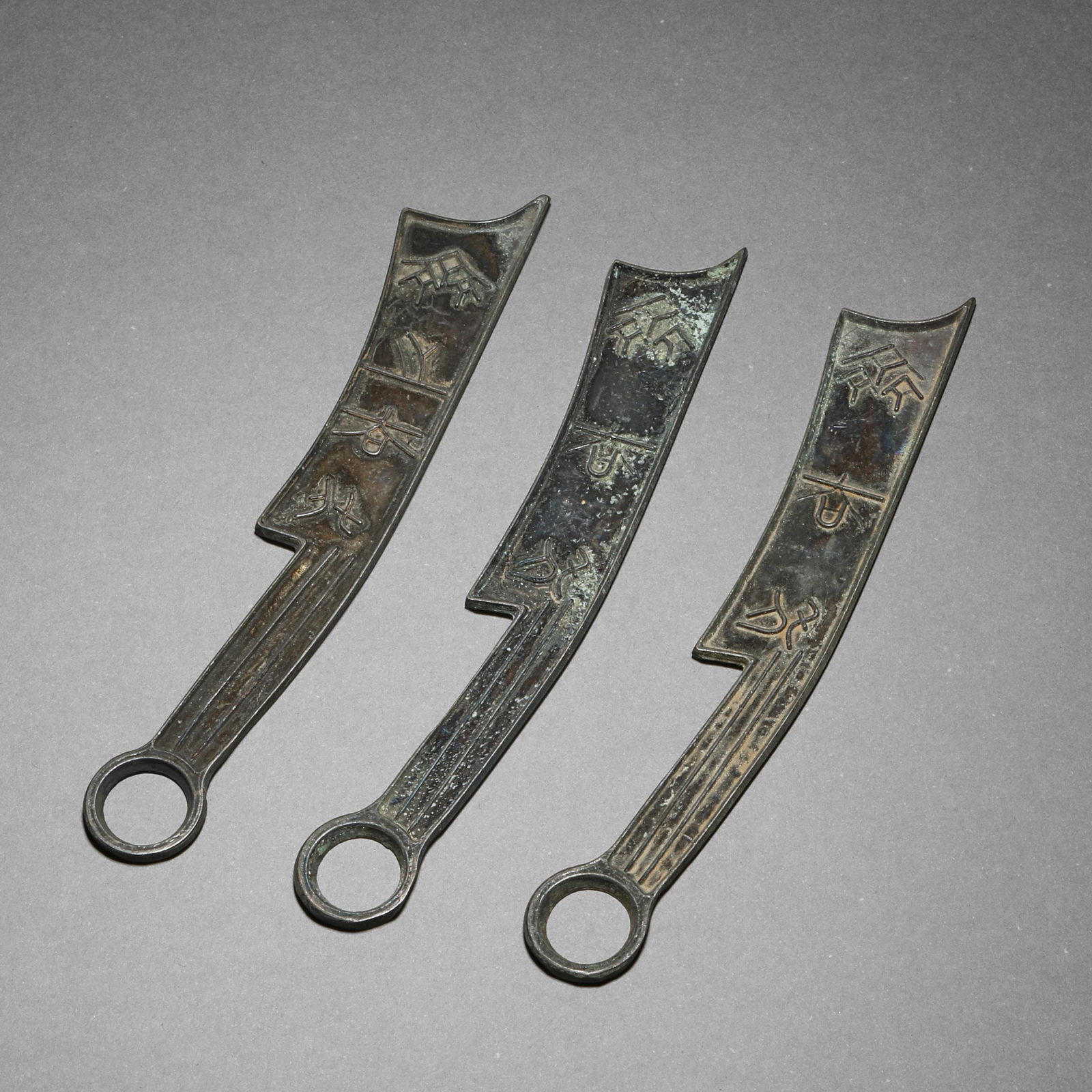 A SET OF ANCIENT CHINESE COPPER KNIFE COINS (1 of 7)