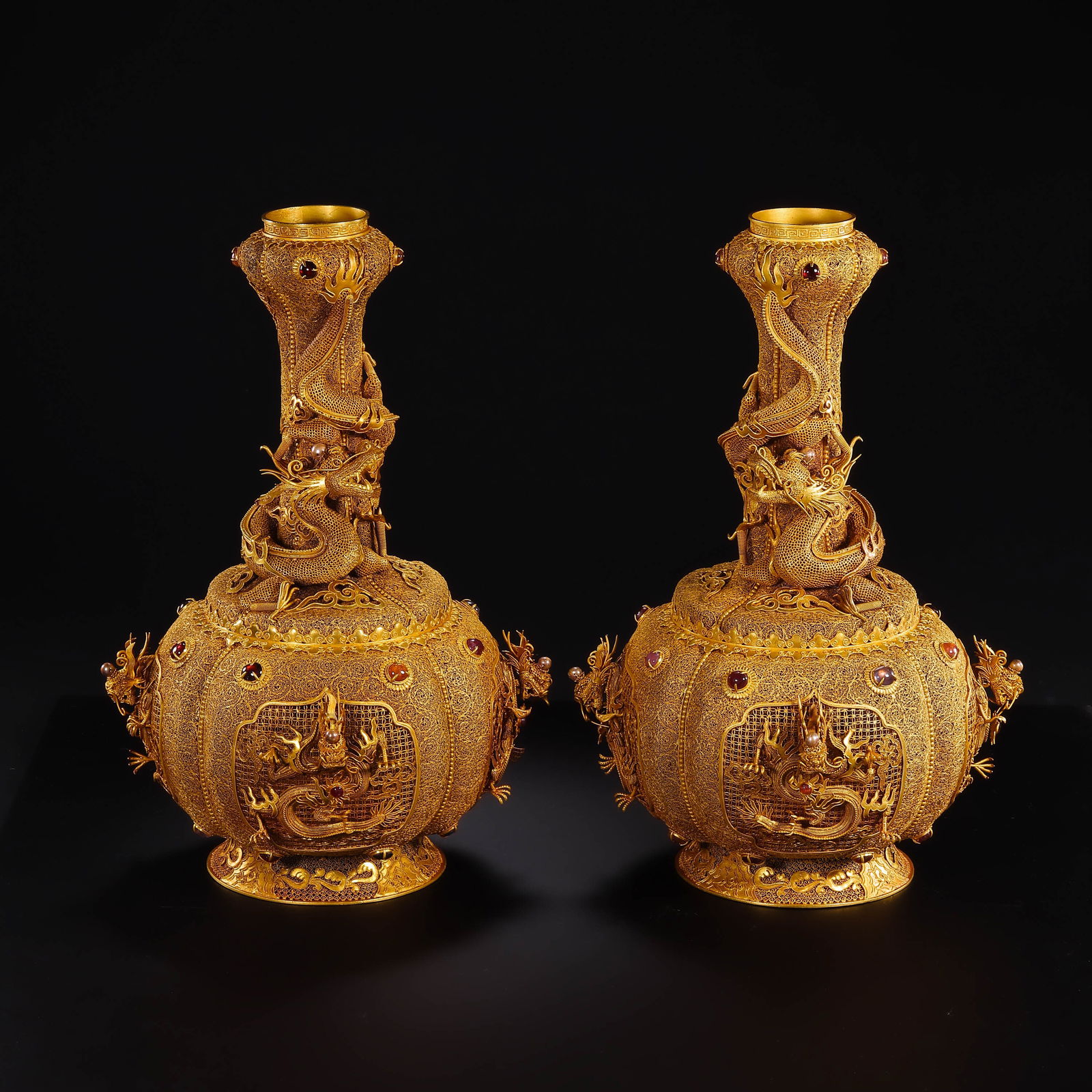 A pair of Chinese Qing Dynasty gilt silver flasks inlaid with precious stones: H. 27.9 cm. W. 19 cm. Weight 1612 gram.