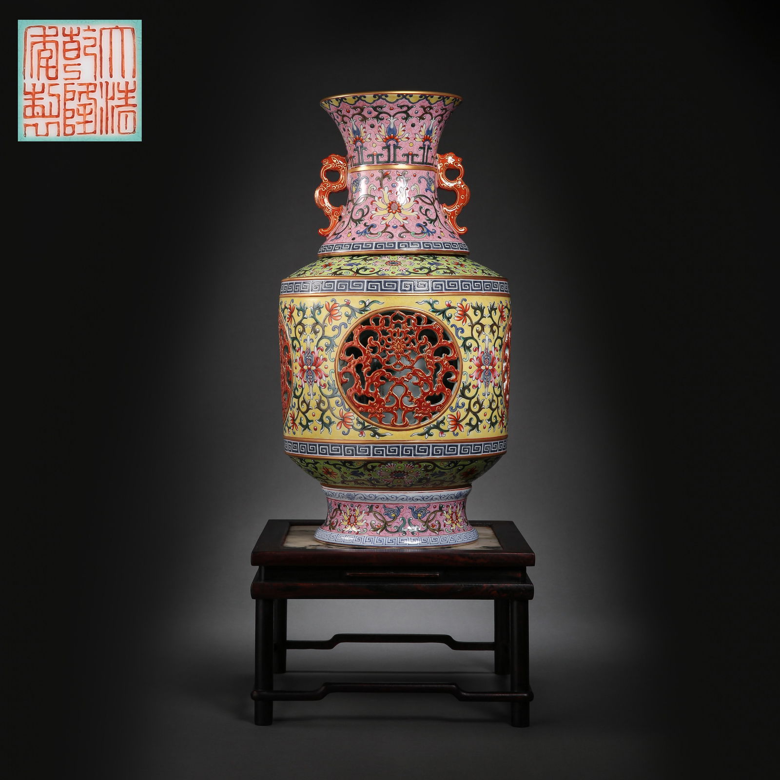 China's Qianlong period of the Qing Dynasty pastel revolving vase (1 of 9)