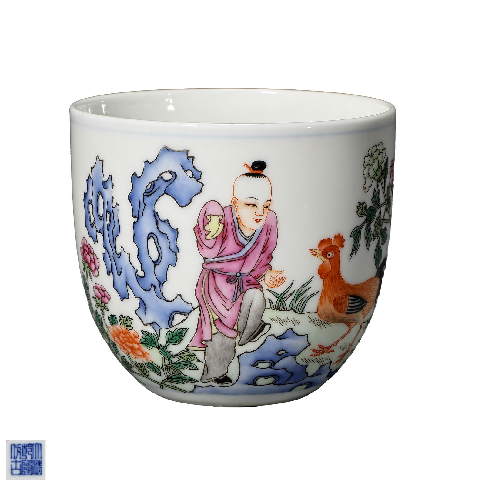 Chinese Qianlong Period of the Qing Dynasty, a cup with a flat bottom and a story-like design: H. 7.2 cm. Diam. 8 cm.