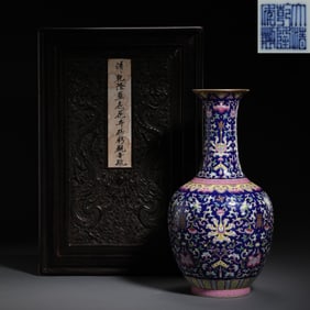 Chinese Qing Dynasty Qianlong period blue-bottomed flower-patterned Guanyin vase