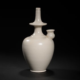 Chinese Tang Dynasty Xing kiln white porcelain bottle