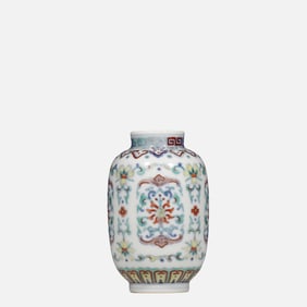 Chinese Qing Dynasty Yongzheng period famille rose flower pattern vase