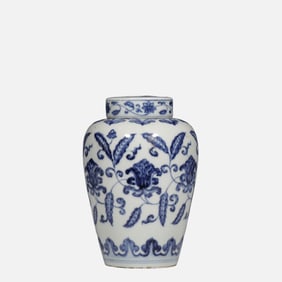 Blue and white floral pattern vase from the Xuande period of the Ming Dynasty, China
