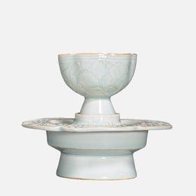 A set of Chinese Southern Song Dynasty Hutian kiln green glaze flower-mouthed saucers