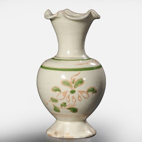 Chinese Tang Dynasty white glaze green glaze flower mouth vase